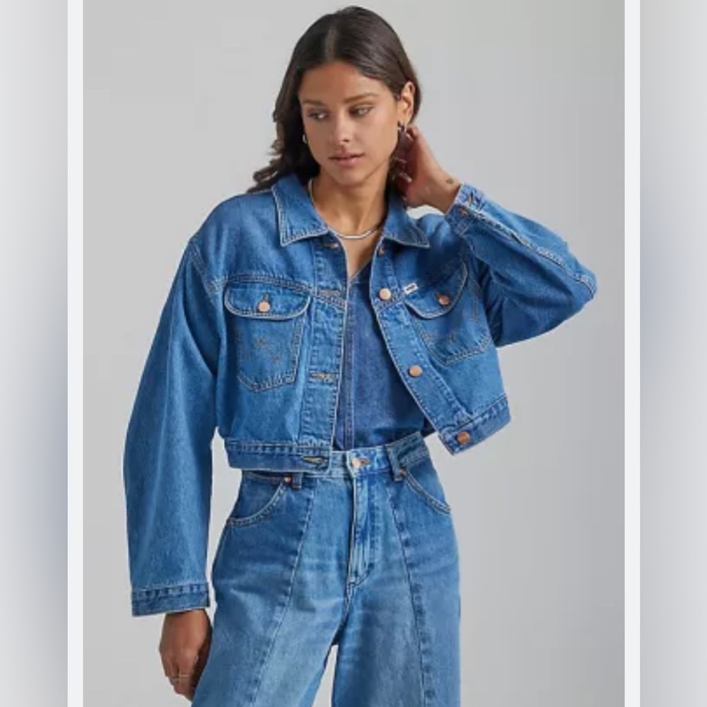 Wran­gler Women's Cowboy Crop Denim Jacket in Together Again - Picture 3 of 10